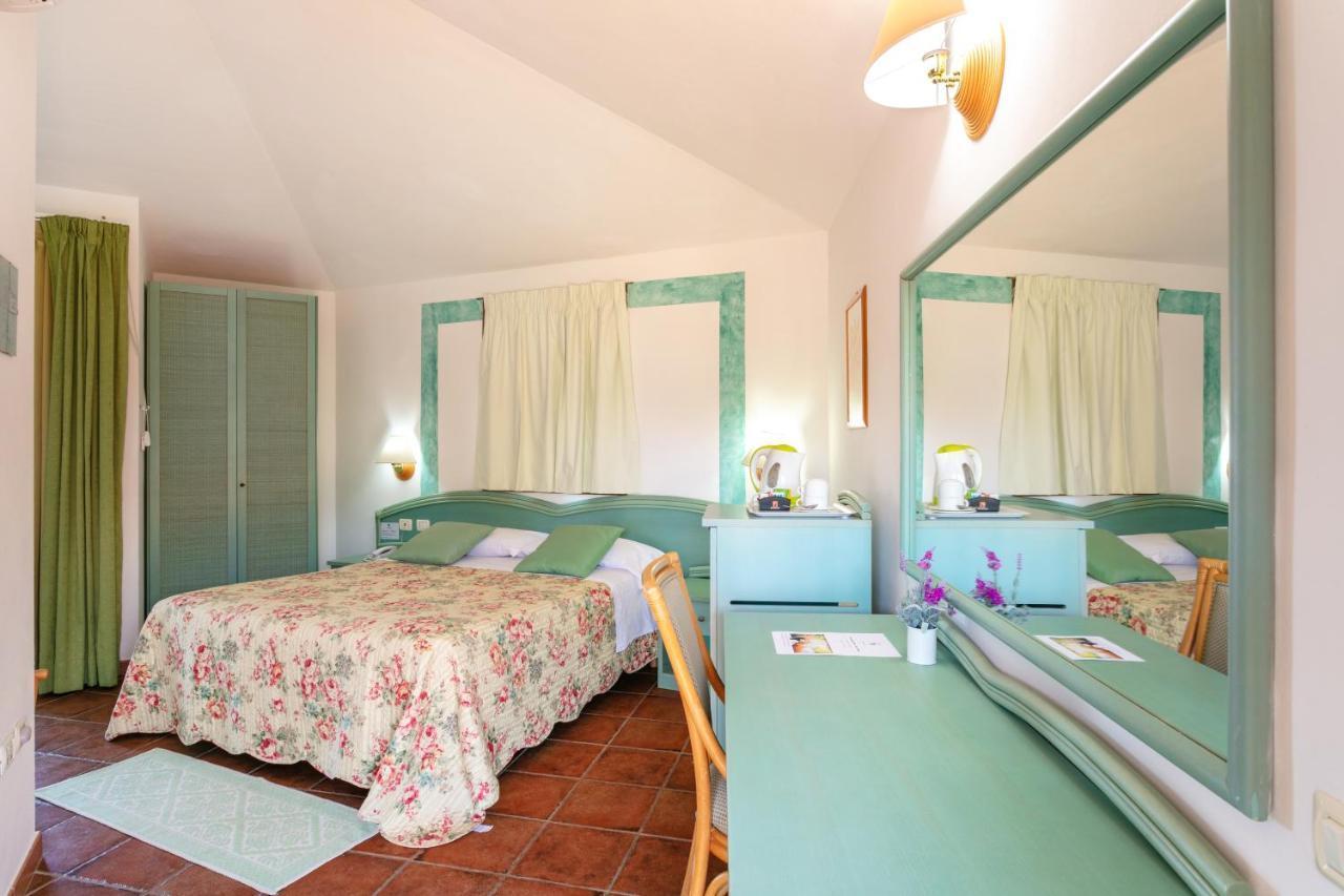 Hotel Stefania Boutique Hotel By The Beach Olbia Ngoại thất bức ảnh